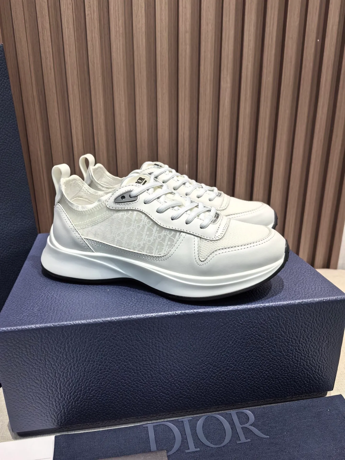 Factory price: 440💰 🔍Top purchasing agent🇮🇹 Dior's super-popular sports shoes, popular for street men, are synchronized with the new product counters. The uppers are made of Italian original imported cowhide and matched with D's customized fabrics. It is a must-have for fashionistas. The complex craftsmanship is perfectly reproduced. Imported soft cowhide foot pads, soles: original soles specially provided by the original factory, exclusive movable molded soles are super comfortable, original factory follow-up goods, 🔍🔍high quality, you can enter and exit the counter at will, welcome to compare, code number 38-45 (46 can be customized and cannot be returned or exchanged)